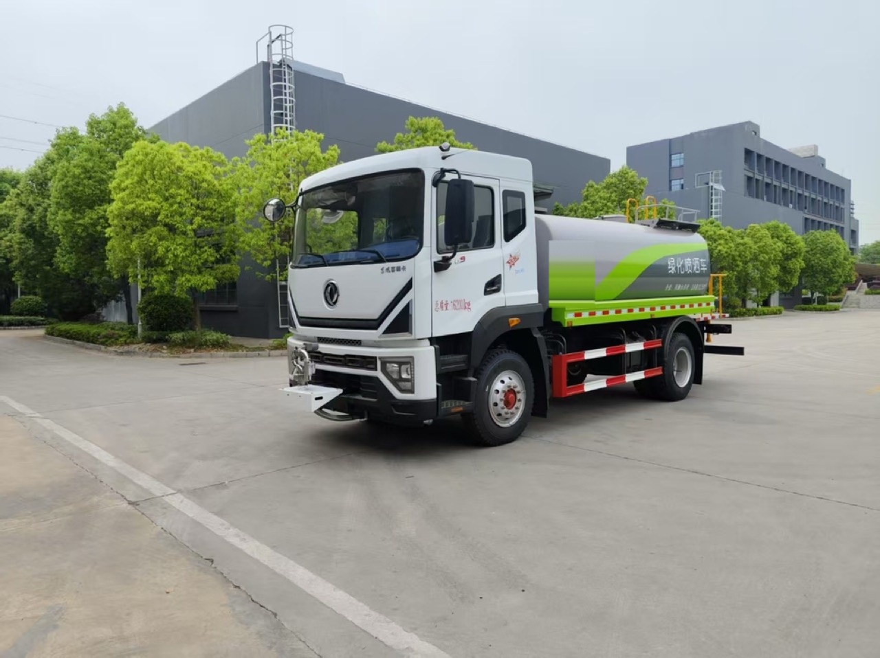 Dongfeng D9 12.3 m³ Greening Sprinkler Truck (Optional Mist Cannon) - view 2