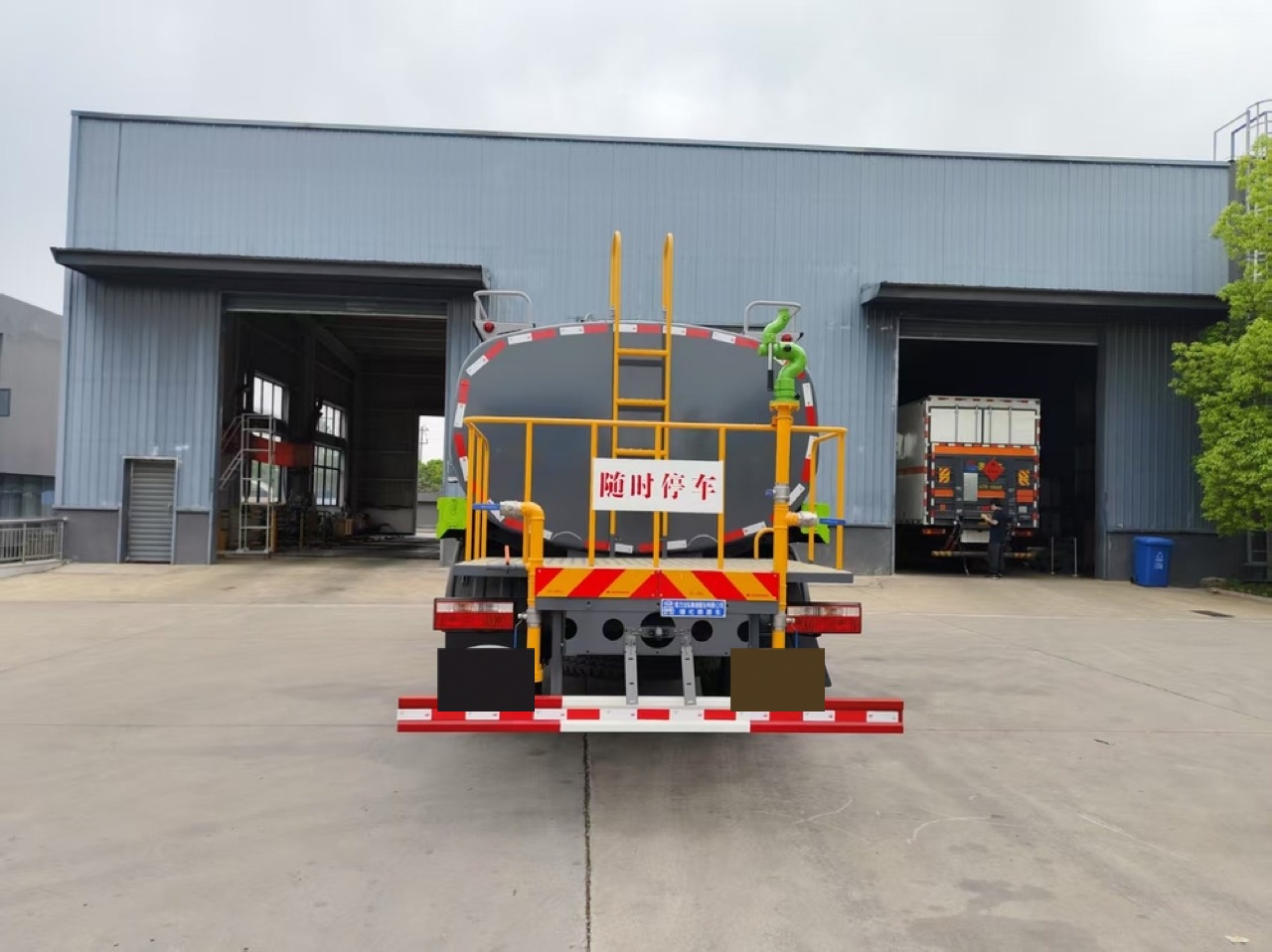 Dongfeng D9 12.3 m³ Greening Sprinkler Truck (Optional Mist Cannon)