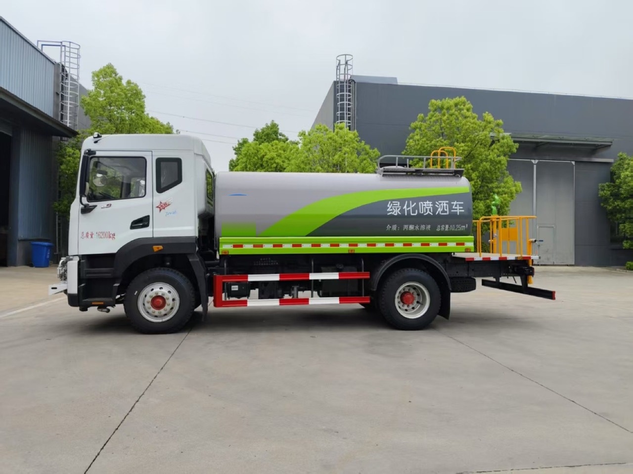 Dongfeng D9 12.3 m³ Greening Sprinkler Truck (Optional Mist Cannon)