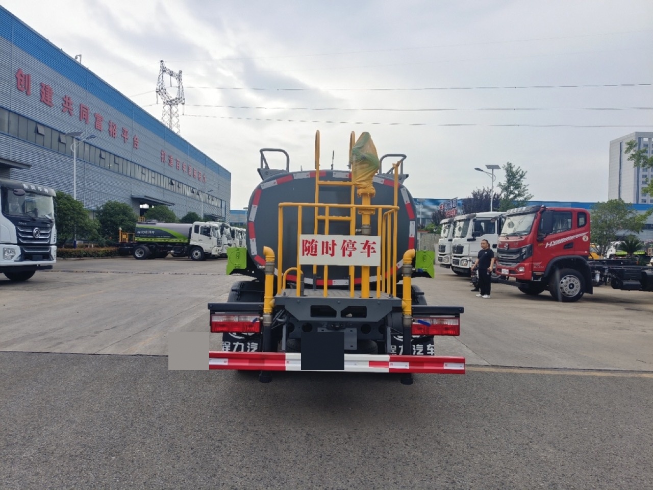 Dongfeng Duolika 5 m³ Water Sprinkler Truck