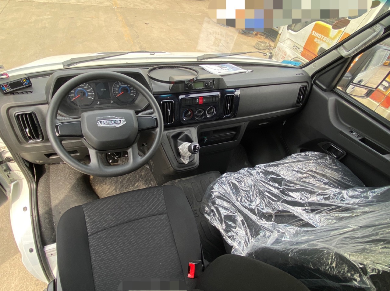 Iveco Long-Wheelbase Refrigerated Truck (China VI) - view 2