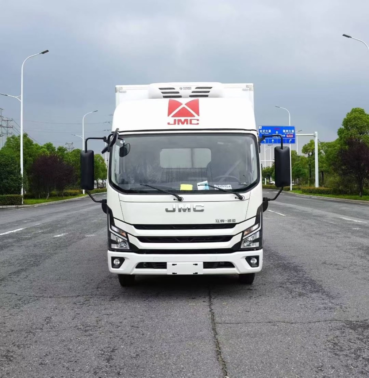 JMC New Kaiyun Wide-Body Refrigerated Truck