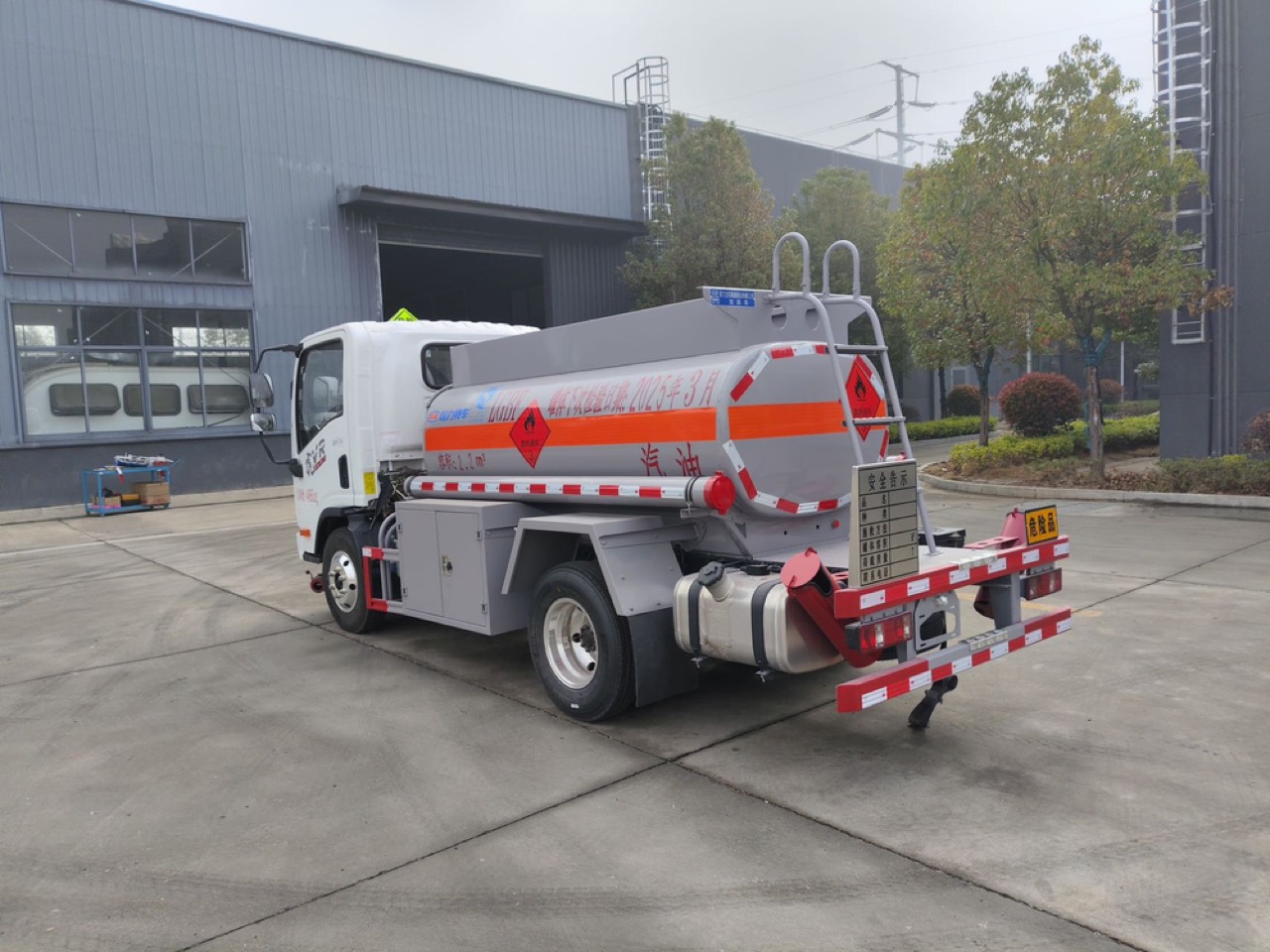 FAW Blue-Plate Refueling Truck - view 2